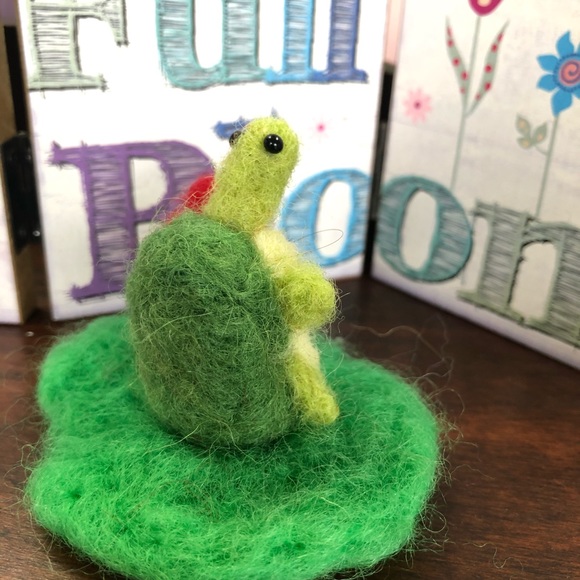 Needle Felted turtle handmade holding heart unique sweet gift collectable - Picture 8 of 10